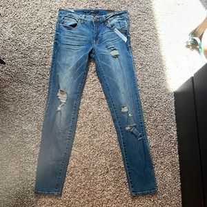 Distressed skinny jeans with tags